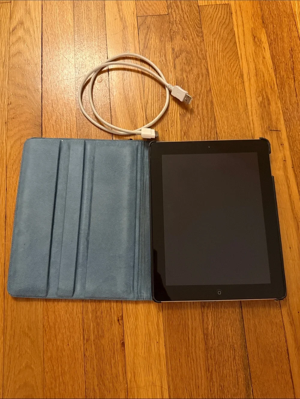 Apple iPad Second Generation 16gb with White USB Cable